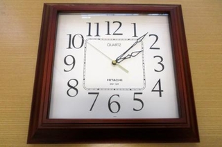 　東京都立川市が「メルカリ」に出品した時計（同市提供）