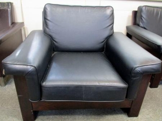 　東京都立川市が「メルカリ」に出品したソファ（同市提供）