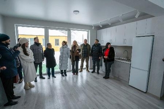 　ウクライナの国内避難民に供与された住宅を視察する日本側関係者ら＝１５日、キーウ（共同）