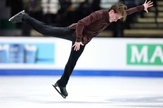 　男子ＳＰで演技するニカ・エガゼ＝シェフィールド（ロイター＝共同）