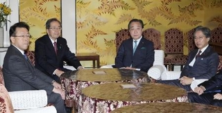 　会談に臨む（右から）立憲民主党の安住淳幹事長、野田佳彦代表、公明党の斉藤鉄夫代表、西田実仁幹事長。立民と公明は衆院選をにらみ、中道勢力を結集した新党結成に合意した＝１５日、国会