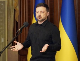　３日、ウクライナ大統領府で記者団に語るゼレンスキー大統領＝キーウ