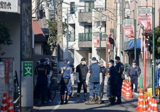 　現場検証に向かう警視庁の捜査員ら＝１６日午前１０時ごろ、東京都杉並区