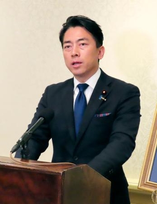 　記者会見する小泉防衛相＝１５日、ワシントン（共同）