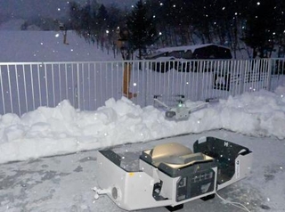 　スキー場のリフト設備を点検するドローン。右下は格納ドック＝１６日、栃木県那須塩原市