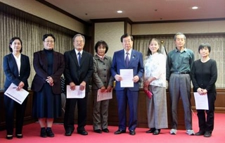 　危険運転致死傷罪の飲酒要件に関する要望書を平口法相（右から４人目）に提出した遺族ら＝１６日、法務省