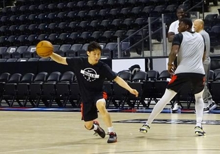 　ＮＢＡ下部Ｇリーグのクリッパーズ戦前に練習するブルズの河村勇輝（左）＝１５日、米カリフォルニア州オーシャンサイド（共同）