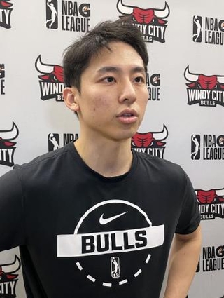 　ＮＢＡ下部Ｇリーグのクリッパーズ戦前に取材に応じるブルズの河村勇輝＝１５日、米カリフォルニア州オーシャンサイド（共同）