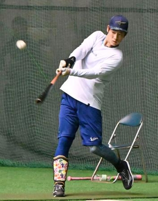 　自主トレで打撃練習する中日・上林＝沖縄県宜野座村