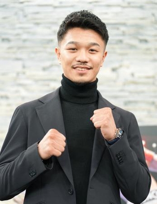 　ポーズをとるボクシングの元世界バンタム級２団体統一王者の中谷潤人＝１６日、東京都江東区