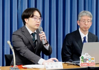 　記者会見する千葉大病院の飯沼智久講師（左）ら＝１６日午後、文科省