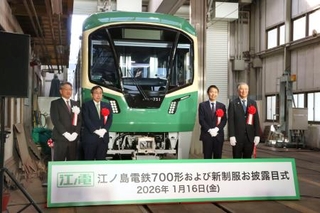 　初公開された江ノ島電鉄の新型車両７００形＝１６日午前、神奈川県鎌倉市