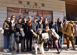 　本場所観戦ツアーに参加した訪日客ら＝１４日、東京・両国国技館