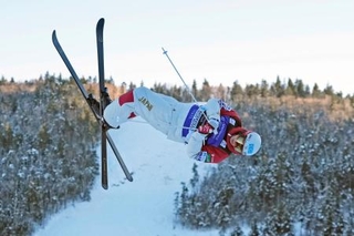 　男子モーグル決勝１回目の第２エアを決める堀島行真。今季２勝目、通算２４勝目を挙げた＝ウオータービル（共同）