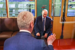 　無人技術の展示会で公開された地下鉄車両の内部に座るロシアのプーチン大統領＝１６日、モスクワ（タス＝共同）