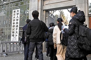 　大学入学共通テストの会場に向かう受験生＝１７日午前、東京都文京区の東大