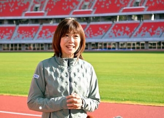 　建て替えが進むパロマ瑞穂スタジアムを視察した高橋尚子さん＝１７日、名古屋市