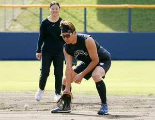 　ノックを受ける中日・大野＝沖縄県北谷町