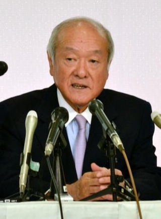 　記者会見する自民党の鈴木幹事長＝１７日午後、盛岡市