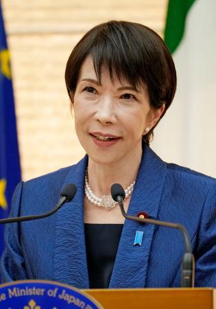 　イタリアのメローニ首相と共同記者発表する高市首相＝１６日午後、首相官邸