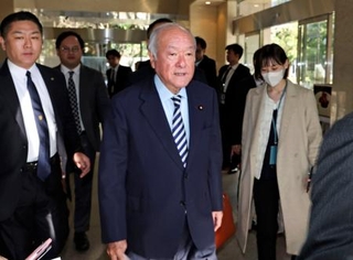 　ＮＨＫ番組への出演を終えた自民党の鈴木幹事長＝１８日午前、東京都千代田区