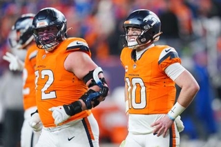 　ビルズ戦で負傷し、顔をしかめるブロンコスのＱＢニックス（右）＝デンバー（ＡＰ＝共同）