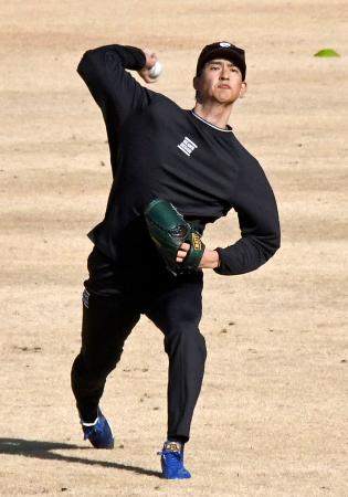 　キャッチボールする日本ハム・達＝千葉県鎌ケ谷市