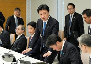 　各省庁の事務次官を集めた会議に臨む木原官房長官（中央）＝９日、首相官邸