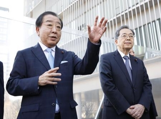 　東京都内で記者団の取材に応じる立憲民主党の野田代表（左）と公明党の斉藤代表＝１８日午後