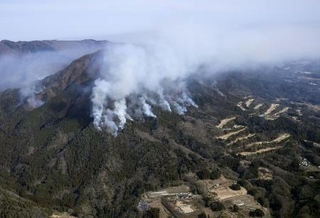 　延焼が続く山梨県の扇山＝１５日午前、大月市（共同通信社ヘリから）