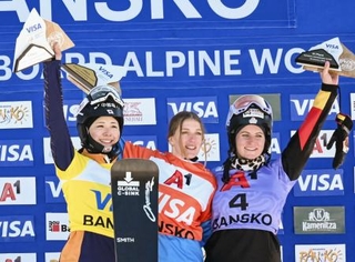 　女子パラレル大回転で２位となり、表彰式で笑顔を見せる三木つばき（左）＝バンスコ（共同）