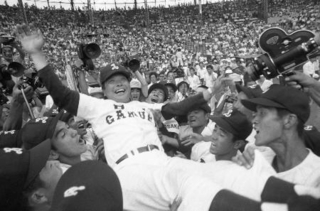 　１９７８年夏の甲子園で初の全国制覇を達成し、鶴岡泰監督を胴上げするＰＬ学園高ナイン