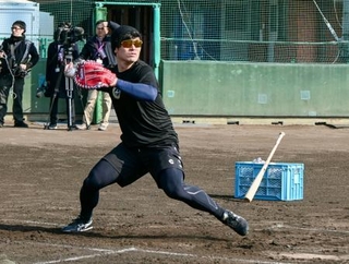 　送球練習する阪神・坂本＝福岡県内