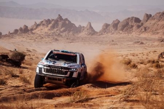 　ダカール・ラリーで岩場を走る「ランドクルーザー３００」をベースにした新型ラリー車（トヨタ車体提供）