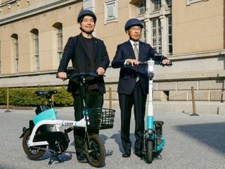 　Ｌｕｕｐと連携協定を結び、電動キックボードの試乗に臨む京都府の西脇隆俊知事（右）＝１９日午後、京都府庁