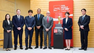 　ＦＩＦＡ関係者らと面会する高市首相（右から２人目）＝１９日午後、首相官邸