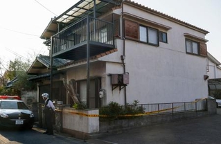 　男性の遺体が見つかった大阪市西淀川区の住宅＝１９日午後３時３６分（表札を画像加工しています）