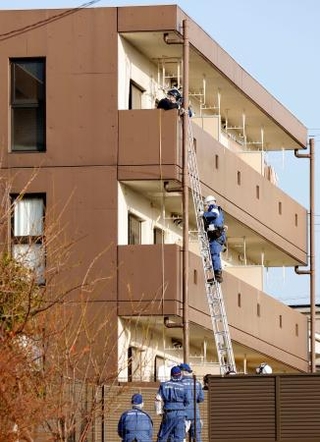 　事件の現場検証が行われた集合住宅＝１９日午後、愛知県豊田市