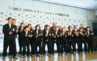 　東京都内で壮行会に出席したアイスホッケー女子日本代表「スマイルジャパン」の選手ら＝１９日