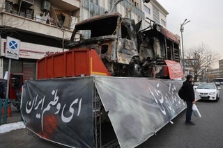 　イランの首都テヘランで、反政府デモで焼けた消防車＝１９日（ロイター＝共同）