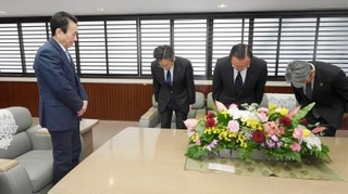 　静岡県庁を訪れ、鈴木康友知事（左端）に謝罪する中部電力の林欣吾社長（右から３人目）ら＝２０日午前