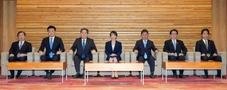 　閣議に臨む高市首相（中央）ら＝２０日午前、首相官邸