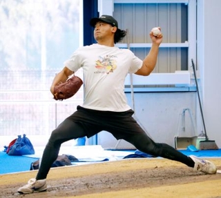 　ブルペンで投球練習するカブス・今永＝高知市