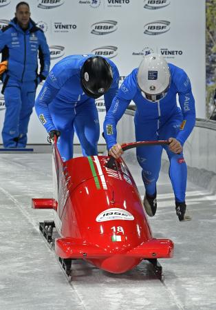 　「下町ボブスレー」で滑走するイタリア代表の男子ペア＝２０２５年１１月、コルティナダンペッツォ（共同）