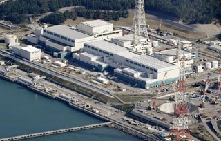 　新潟県の東京電力柏崎刈羽原発の（左から）５号機、６号機、７号機＝２０２５年１１月