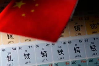 　レアアースなどが記載された中国語表記の元素周期表（共同）