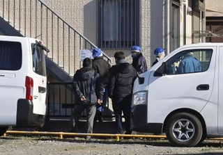 　現場のアパートを調べる捜査員ら＝１日、水戸市