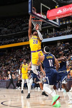 　ナゲッツ戦でゴールへ攻めるレーカーズの八村（２８）＝デンバー（ＮＢＡＥ・ゲッティ＝共同）