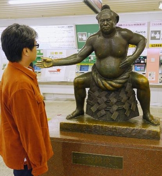 　ＪＲ小岩駅の栃錦像＝東京都江戸川区