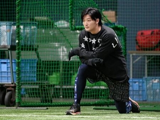 　自主トレでストレッチする広島・床田＝マツダ